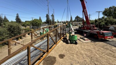 The weathering steel pedestrian truss combines durability, reduced maintenance and a distinctive appearance while minimizing construction impacts in a busy urban setting.